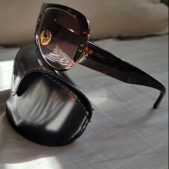 Authentic Fendi Aviator Sunglasses - Picture 2 of 16